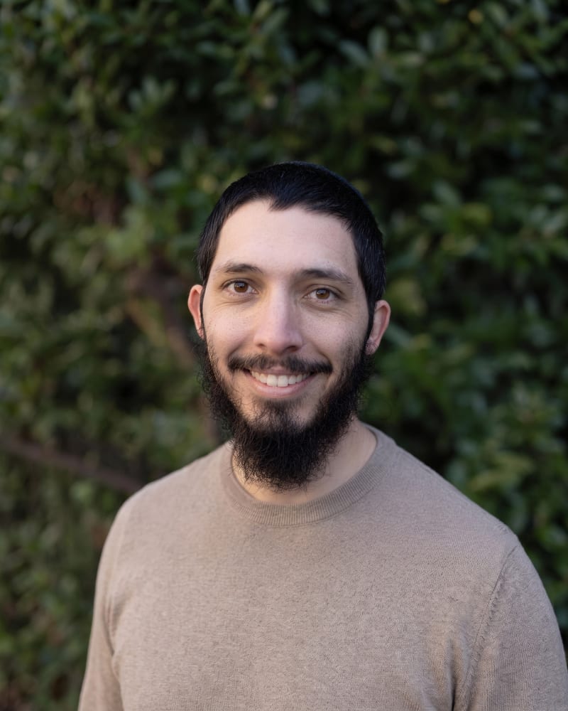 Moshe Delerb headshot
